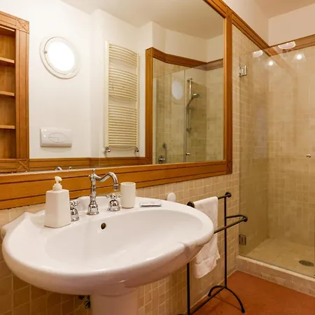 Via Tommaso Caravita 6 Apartment