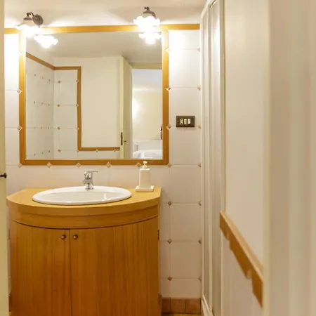 Via Tommaso Caravita 6 Apartment Naples