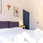 Via Tommaso Caravita 6 * Napels