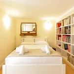 Via Tommaso Caravita 6 Appartement Napels