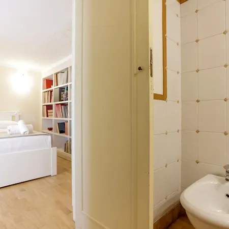 Via Tommaso Caravita 6 * Neapol