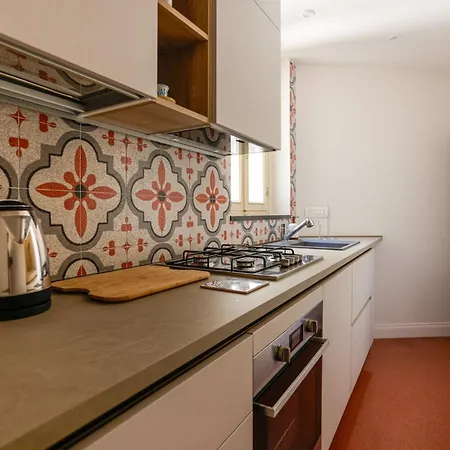 Via Tommaso Caravita 6 * Neapol