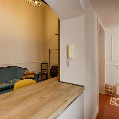 Via Tommaso Caravita 6 * Neapol